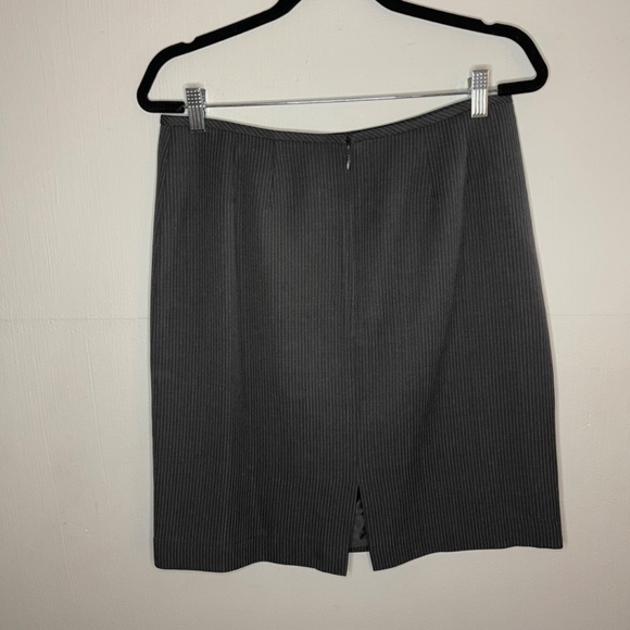 Tahari 2-piece Suit Size 10 - Picture 10 of 11